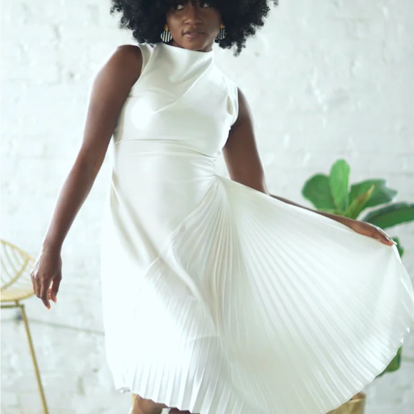 Pearl color  Plisse Dress  fits size 10 or 12 - Picture 3 of 7